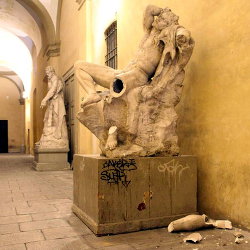 Незадачливый фотограф сломал статую 19 века