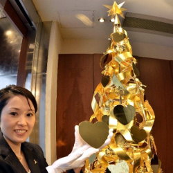 Фотография золотой елки в Токио