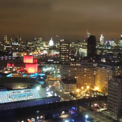 Фотография вечернего города, освещенного огнями рекламы