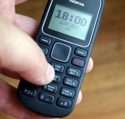 Фотография мобильного телефона в мужской руке