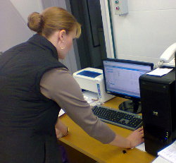 Фотография женщины за компьютером