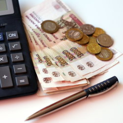 Калькулятор, шариковая ручка и деньги