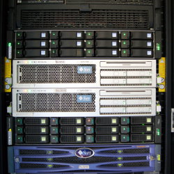 Фотография серверного оборудования хостинг-провайдера
