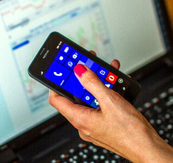 Мобильный телефон Lumia в женской руке