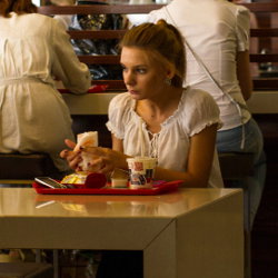 Девушка обедает в ресторане Макдоналдс