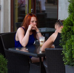 Фотография девушек, сидящих за столиком в кафе
